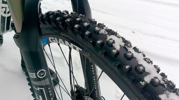 Na horském kole s kovovými hroty v pláštích cyklista sice ztratí rychlost, ale získá ve složitých podmínkách výrazný pocit jistoty.