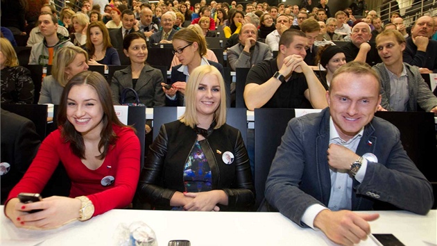 Kateina Zemanová (uprosted) mezi diváky, sledujícími debatu prezidentských