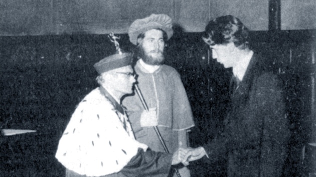 Miloš Zeman při slavnostní promoci na Vysoké škole ekonomické v roce 1969. O rok později při na zájezdu v Londýně uvažoval o emigraci.