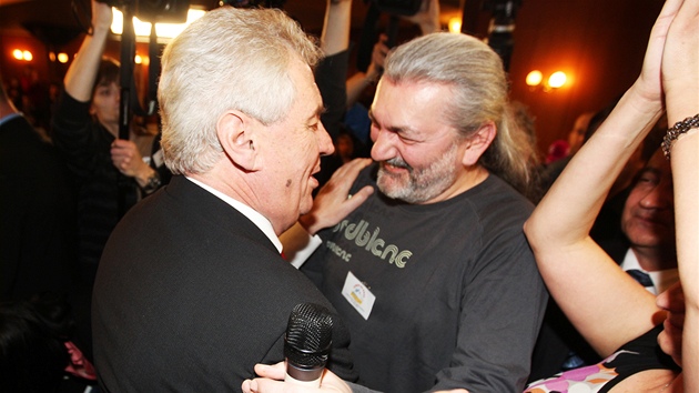 Miloš Zeman a zpěvák Daniel Hůlka se radují z volebního vítězství. (26. ledna 2013)