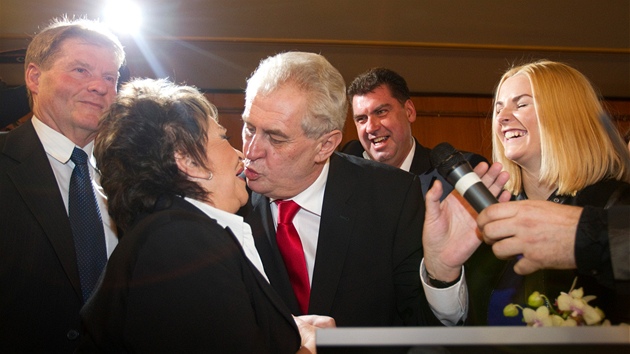 Miloš Zeman se líbá s Jiřinou Bohdalovou při oslavách volebního vítězství. (26. ledna 2013)