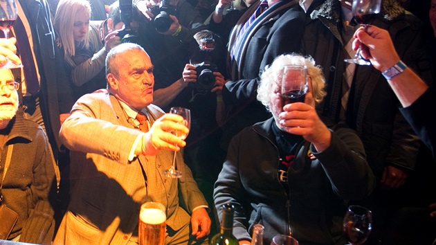 Poražený prezidentský kandidát Karel Schwarzenberg ve svém volebním štábu v