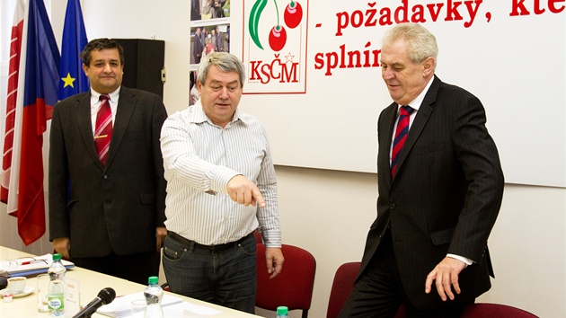 Se žádostí o podporu se prezidentský kandidát Miloš Zeman stavil i v kanceláři komunistů v Praze. Předseda strany Vojtěch Filip (uprostřed) ho sice vyslech, ale voličům nakonec nedoporučil. (30. listopadu 2012)