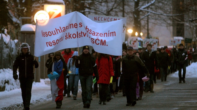 Zhruba 150 lid se selo na hlavnm nmst v eskch Budjovicch na dal demonstraci proti komunistm v krajsk vld.