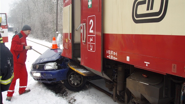 Stet motorovho vlaku s osobnm vozem v obci Mladecko na Opavsku. (22. ledna 2013)