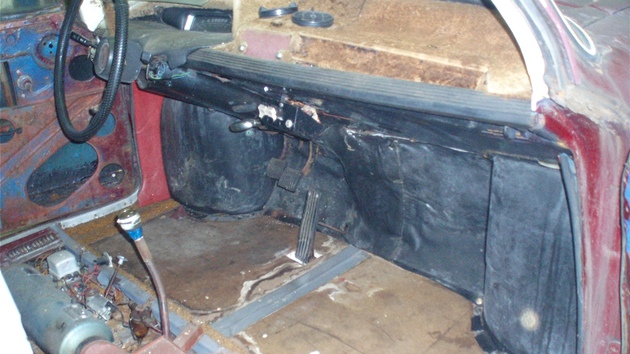 Prototyp vozu Tatra 603 A p�ed zah�jen�m renovace. (24. ledna 2013)