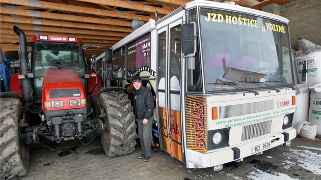 Autobus Zemk zachrnili Hotit ped serotovnm. Nyn stoj v arelu zemdlskho drustva.