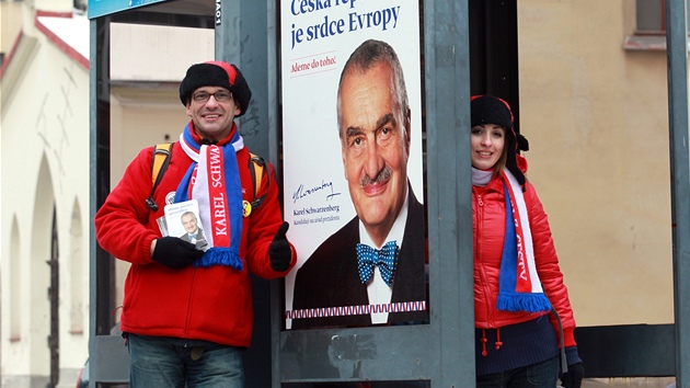 Dobrovolníci Štěpánka Minárová a Rudolf Baláš agitují za zvolení Karla Schwarzenberga prezidentem.