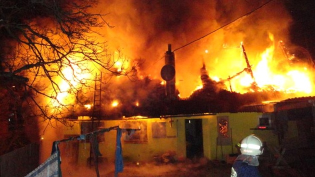 Požár zničil rodinný dům v Červeném Kostelci (24. 1. 2013)