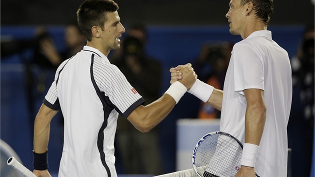 GRATULACE. Tom Berdych gratuluje Novaku DJokoviovi k postupu do semifinle Australian Open.