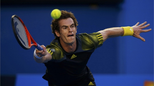 JET KOUSEK. Andy Murray se natahuje za mkem v semifinle Australian Open proti Rogeru Federerovi.