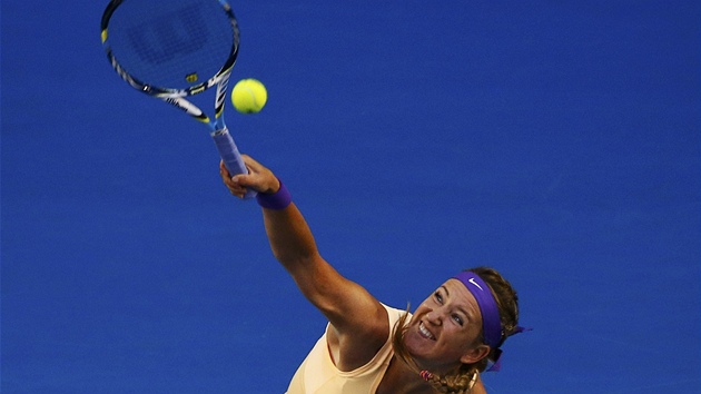 SERVIS. Viktoria Azarenkov podv ve finle Australian Open proti Li Na.