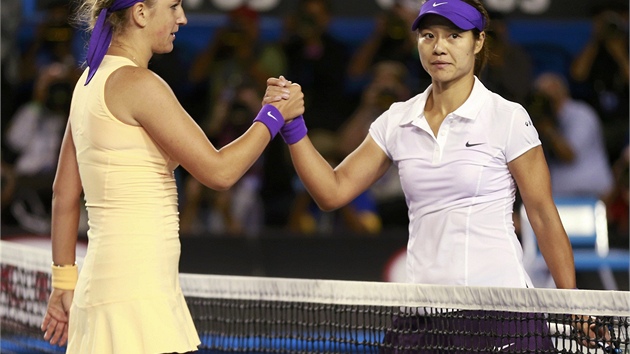 GRATULACE. Li Na gratuluje Viktorii Azarenkov k triumfu na Australian Open.