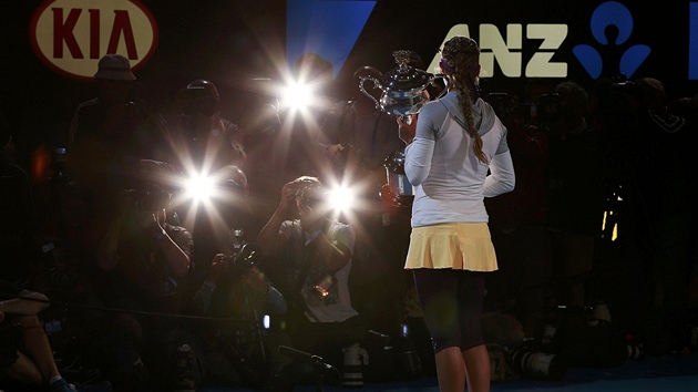 V ZPLAV BLESK. Viktoria Azarenkov s vtznou trofej na Australian Open v Melbourne