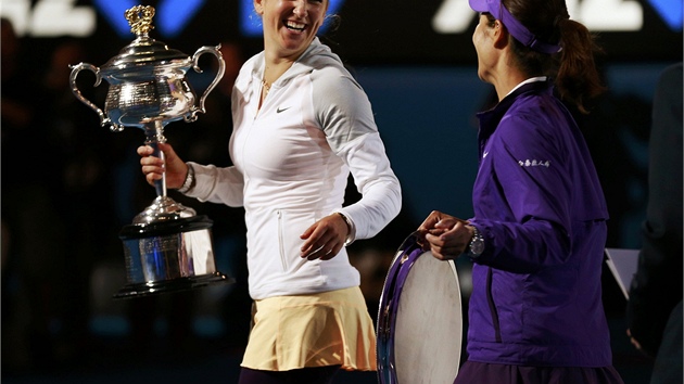 SMVY. ampionka Viktoria Azarenkov a poraen finalistka Li Na se smj s trofejemi z Australian Open.