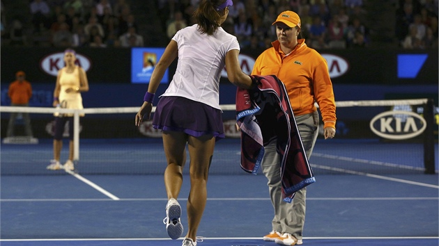 KONZULTACE. Rozhod Alison Langov mluv s Li Na po jejm zrann kotnku v prbhu finle Australian Open.