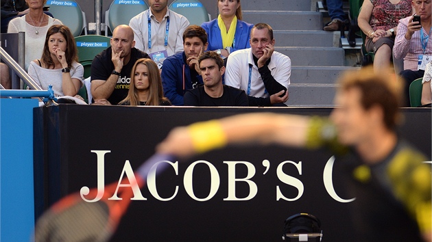 POD DOHLEDEM. Andy Murray servíruje pod dohledem svých nejbližších, mezi nimiž nechybí trenér Ivan Lendl.