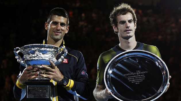 S TROFEJEMI. ampion Novak Djokovi a poraen Andy Murray pzuj s trofejemi po finle Australian Open.