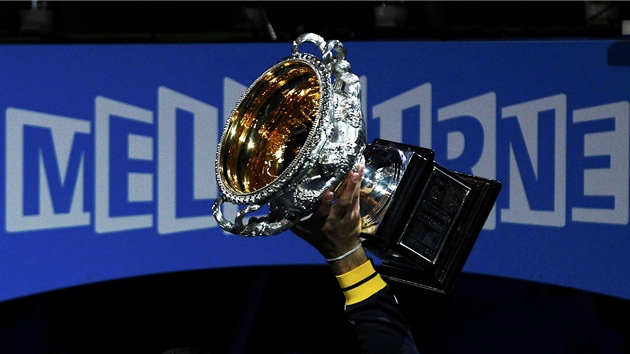 MOJE! Kdo dr trofej pro ampiona Australian Open? Novak Djokovi.