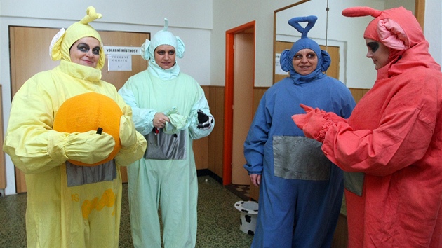 Tak� postavi�ky popul�rn�ho seri�lu pro d�ti Teletubbies zpest�ily pr�vod...