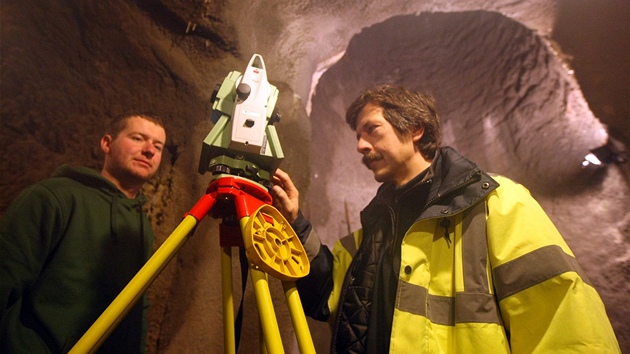 Pracovníci geodetické společnosti vzali přístroje do jihlavských katakomb a zkusili přesně zaměřit část chodeb pod centrem města.