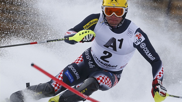 Ivica Kosteli pi slalomu v Kitzbhelu