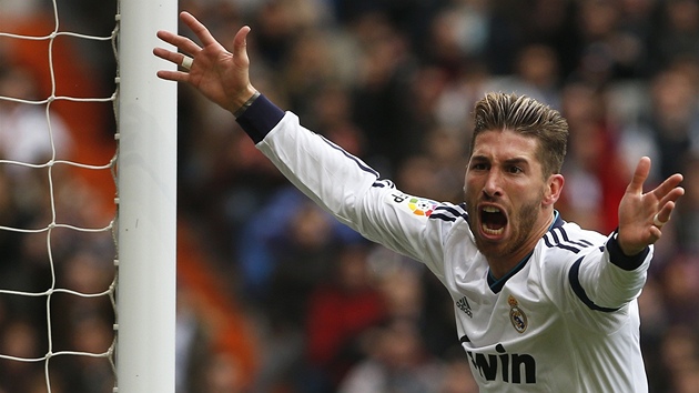 JE TAM. Sergio Ramos z Realu Madrid slav  gl proti Getafe. 