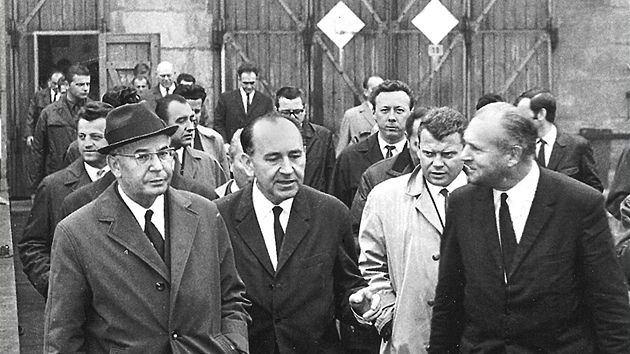 Prezident a první tajemník ÚV KSČ Gustáv Husák na návštěvě v plzeňské Škodovce v roce 1969.  