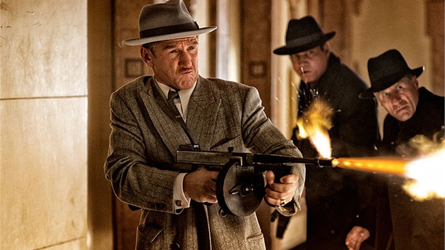 Sean Penn st�ílí ze samopalu Thompson ve filmu Gangster Squad: Lovci mafie.