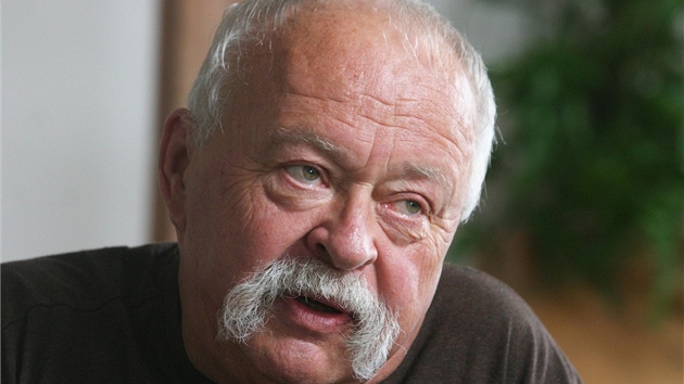 Malí� a grafik Old�ich Kulhánek, autor �eských bankovek.