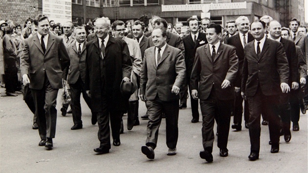 Gustáv Husák (druhý zleva), tehdy ještě „jen“ generální tajemník KSČ, na návštěvě v Gottwaldově (nyní Zlíně) (3. května 1972)