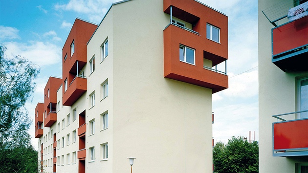 Panelové domy po regeneraci v Brně-Bystrci. Regulativ  vyžadoval u nástaveb použít sedlové střechy,  2006.