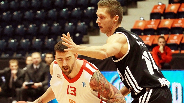 Nymbursk basketbalista Radoslav Rank  (vlevo) v utkn s Rigou.