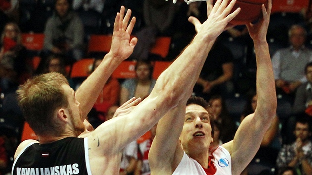 Nymbursk basketbalista  Tom Pomiklek (vpravo) bojuje pod koem v zpase s Rigou.
