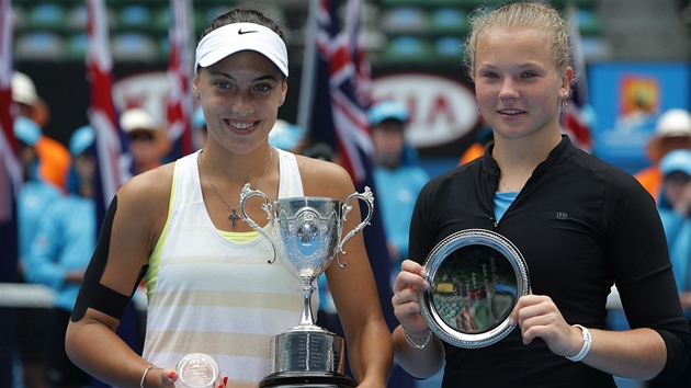 Kateina Siniakov (vpravo) a Ana Konjuhov, chorvatsk vtzka juniorsk dvouhry na Australian Open.