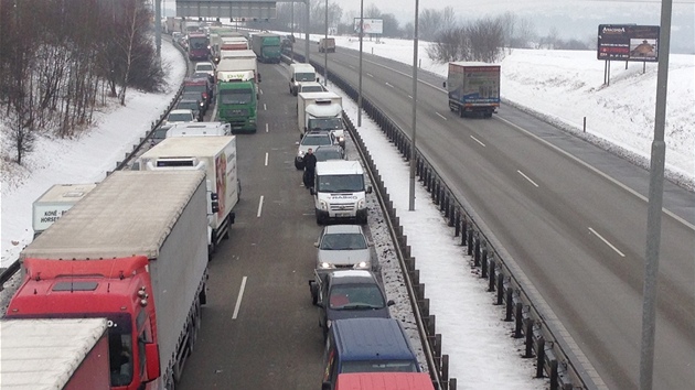 Na Praskm okruhu se srazila tyi osobn auta (25. ledna 2013). Vytvoily se dlouh kolony vozidel.