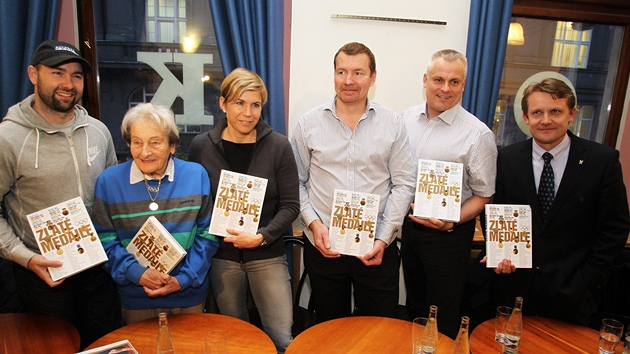 PODEPS�NO. Autogrami�da knihy Zlat� medaile. Z��astnili se olympij�t� �ampioni Ale� Valenta, Dana Z�topkov�, Kate�ina Neumanov�, Franti�ek Ku�era, Robert Zm�l�k a Martin Doktor (zleva).