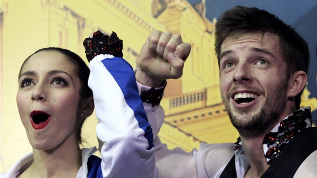 Ondřej Hotárek a Stefania Bertonová se právě dozvěděli, že si z mistrovství Evropy krasobruslařů odvezou medaili.