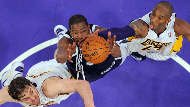 Kevin Durant z Oklahoma City v seven Pauem Gasolem (vlevo) a Kobem Bryantem (vpravo) z LA Lakers.