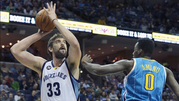 Marc Gasol z Memphisu proti Al-Farouqovi Aminuovi z New Orleans.