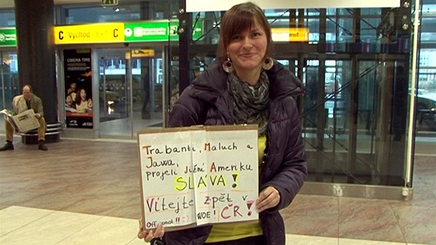Jedna z mnoha fanynek, které nedočkavě čekaly na pražském Letišti Václava Havla na členy trabantí expedice.   