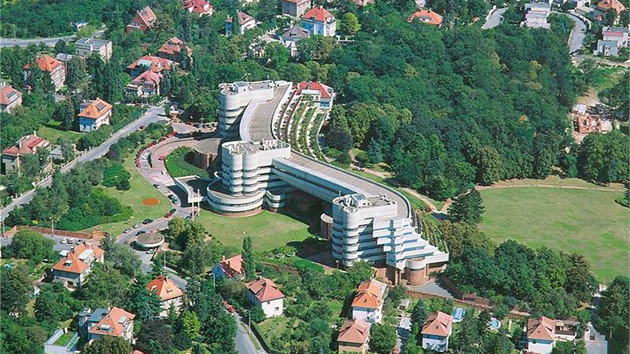 Prominentn Hotel Praha, kter byl zboen v roce 2014, zabral obrovsk kus vilov tvrti.