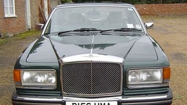 John Cleese prodv sv auto Bentley Eight z roku 1987.