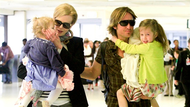 Nicole Kidmanová, její manžel Keith Urban a dcery Sunday Rose a Faith (22. června 2012)