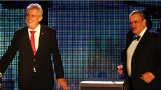 Poslední prezidentská debata p�ed druhým kolem voleb. Vlevo Milo� Zeman, vpravo