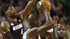 V OBKLÍENÍ. Kevin Garnett z Bostonu mezi hrái Miami. Vlevo je LeBron James,