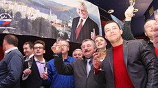 Členové SPOZ v Ostravě slaví vítězství Miloše Zemana v prezidentských volbách.