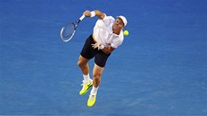 Tomá Berdych podává ve tvrtfinále Australian Open proti Djokoviovi.