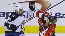 ZASTAVEN. Washingtonskému úto�níkovi Alexandrovi Ove�kinovi se na startu NHL