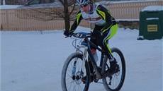 Helena Erbenová na cyklistickém úseku zimního triatlonu.